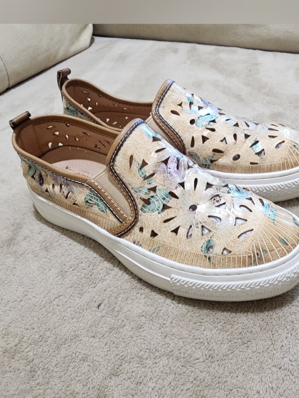 New Condition L'ATISTE Tan Laser-Cut Slip-On Platform Mule - Picture 4 of 11